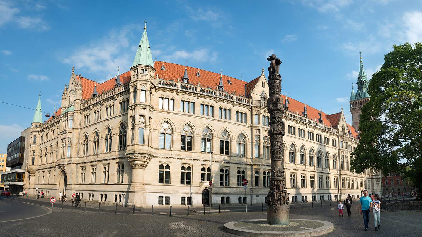 Denkmal 2000 Jahre Christentum und Rathaus in Braunschweig mit hellblauem Himmel | © GettyImages.com/lexan