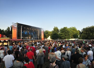 OpenAir Konzert mit vielen Menschen | © Daniel Möller