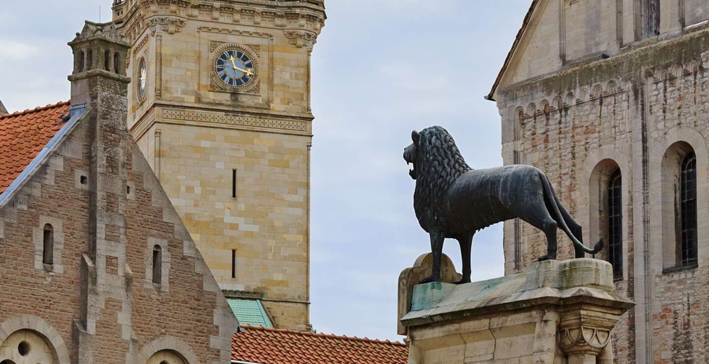 Burgplatz von Braunschweig mit Kathedrale  und mit Sicht auf die Loewen-Statue von hinten | © GettyImages.com/aragami123345