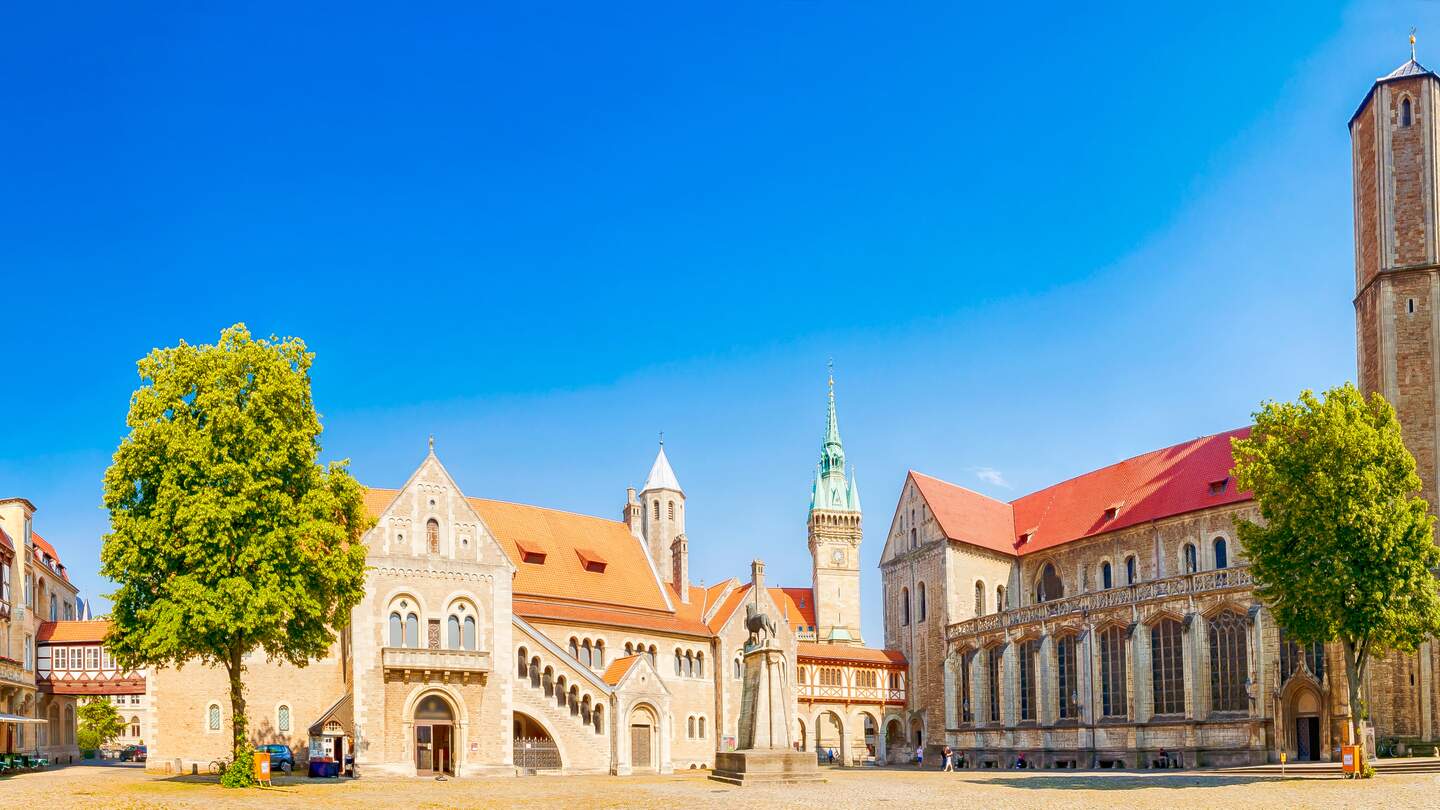 Burgplatz mit Dom,Burg Dankwarderode und altem Rathaus in Braunschweig | © MGettyImages.com/