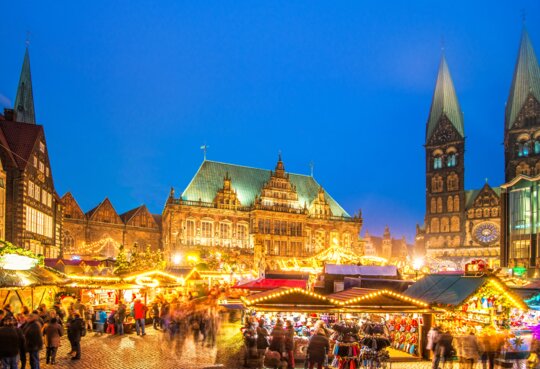 Bremens schoener Weihnachtsmarkt am Stadtplatz mit dem beleuchteten Rathaus | © Gettyimages.com/Juergen Sack