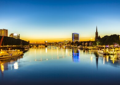 Bremen Skyline bei Sonnenuntergang  | © Gettyimages.com/querbeet