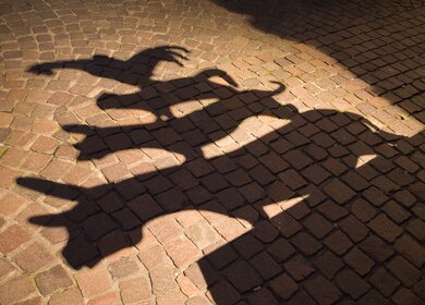 Der Schatten der Bremer-Stadtmusikanten-Statue | © Gettyimages.com/IMAGINARIUS