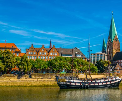 Weser-Ufer in Bremen mit Kirche und Boot  | © Gettyimages.com/trabantos