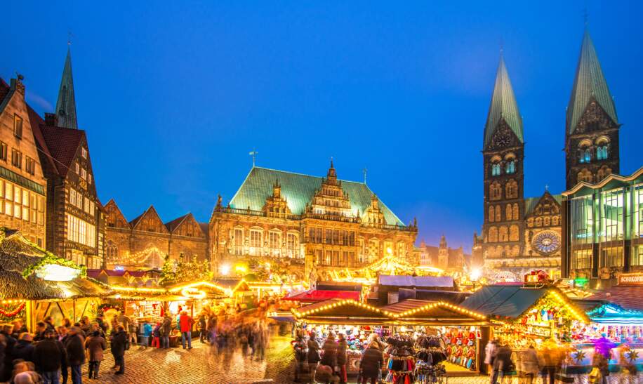 Bremens schoener Weihnachtsmarkt am Stadtplatz mit dem beleuchteten Rathaus | © Gettyimages.com/Juergen Sack