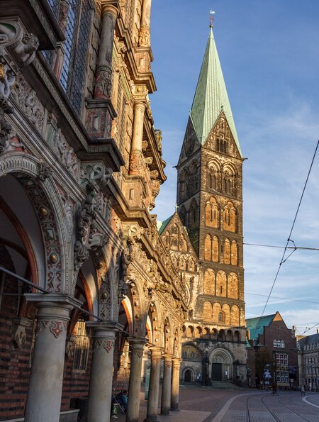 Seitenwinkelansicht des Bremer Rathauses und des Doms | © GettyImages.com/SAKhanPhotography
