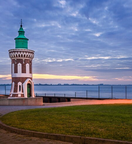 Ein alter Leuchtturm in Bremerhaven bei Sonnenuntergang | © Gettyimages.com/Steffen_F