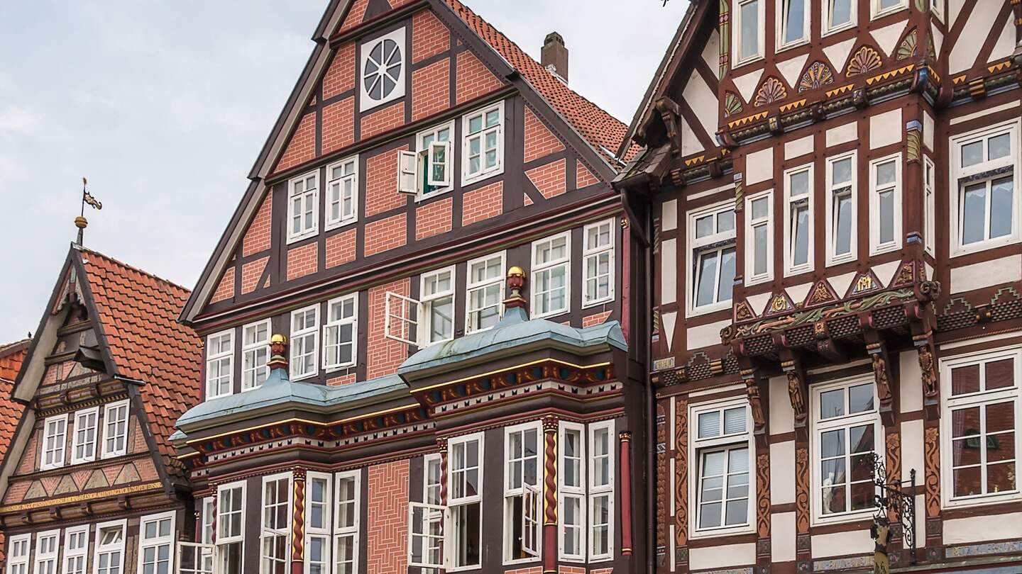 Die Strasse mit historischen Fachwerkhaeusern in der Altstadt von Celle | © GettyImages.com/Borisb17