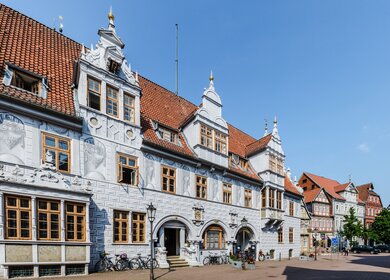Blick auf das Alte Rathaus in der Altstadt von Celle in Niedersachsen mit strahlend blauem Himmel | © GettyImages.com/A-Tom