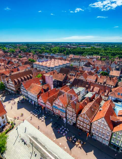 Luftaufnahme mittelalterlicher Strassen von Celle an einem Sommertag mit blauem Himmel | © jovannig