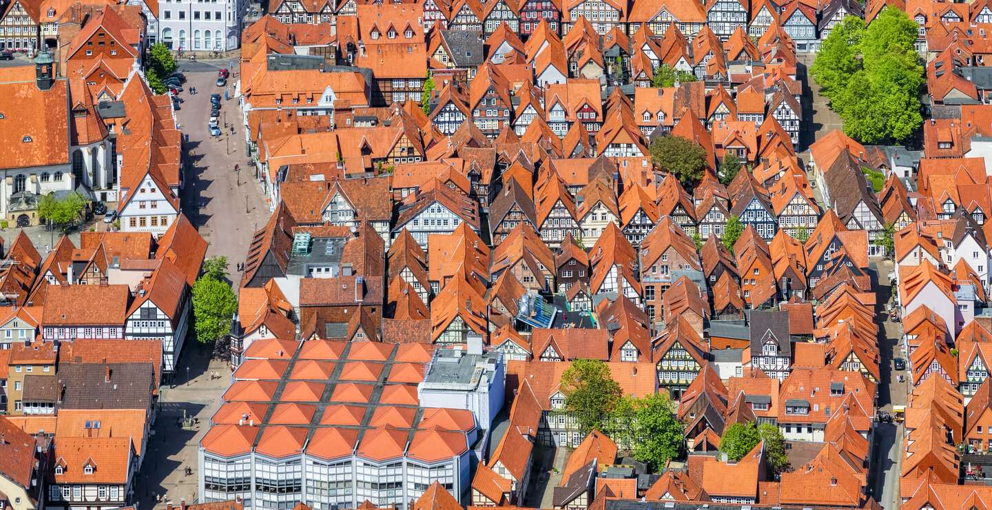 Luftaufnahme der Altstadt von Celle mit Celler Schloss und Schlosspark, Niedersachsen, Deutschland. Celle ist eine Stadt und die Hauptstadt des Landkreises Celle in Niedersachsen, Deutschland. Die Stadt liegt an den Ufern der Aller, einem Nebenfluss der Weser, und hat etwa 71 000 Einwohner. Celle ist das südliche Tor zur Lüneburger Heide, hat ein Schloss (Schloss Celle), das im Stil der Renaissance und des Barocks erbaut wurde, und eine malerische Altstadt mit über 400 Fachwerkhäusern, was Celle zu einem der bemerkenswertesten Mitglieder der Deutschen Fachwerkstraße macht.  Übersetzt mit www.DeepL.com/Translator (kostenlose Version) | © Gettyimages.com/cinoby