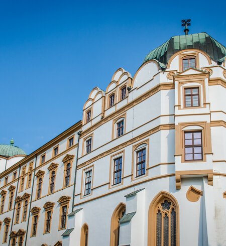 Blick auf die Fassade des Celler Schlosses in Niedersachsen im Sommer mit blauem Himmel | © GettyImages.com/A-Tom