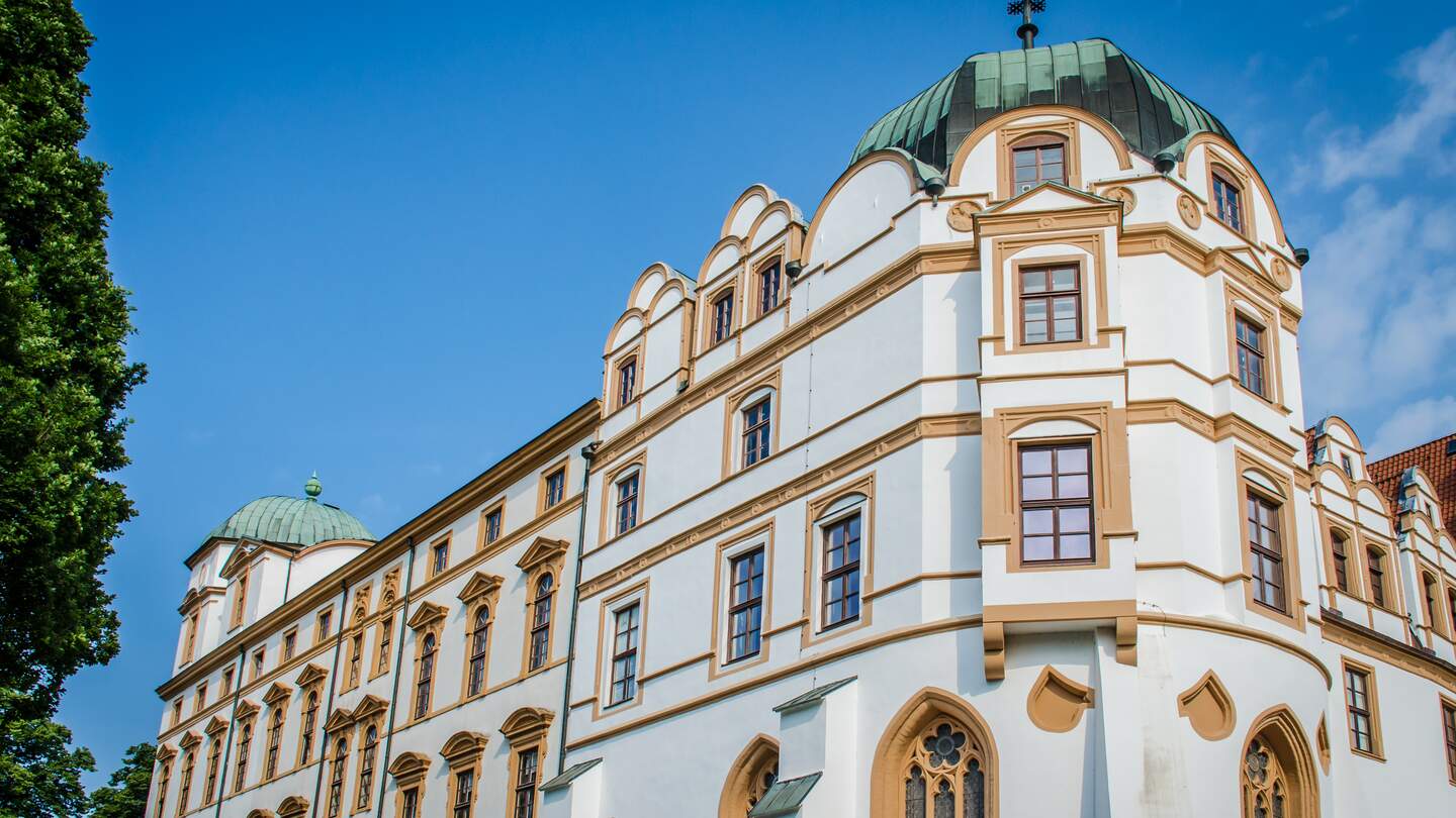 Blick auf die Fassade des Celler Schlosses in Niedersachsen im Sommer mit blauem Himmel | © GettyImages.com/A-Tom