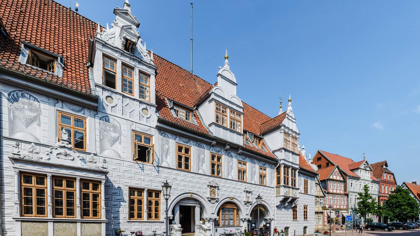 Blick auf das Alte Rathaus in der Altstadt von Celle in Niedersachsen mit strahlend blauem Himmel | © GettyImages.com/A-Tom