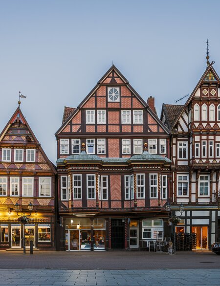 Frontale Ansicht auf die mittelalterliche Stadt Celle mit Fachwerkhaeusern am Abend | © GettyImages.com/Adrian Catalin Lazar