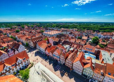 Luftaufnahme mittelalterlicher Strassen von Celle an einem Sommertag mit blauem Himmel | © jovannig