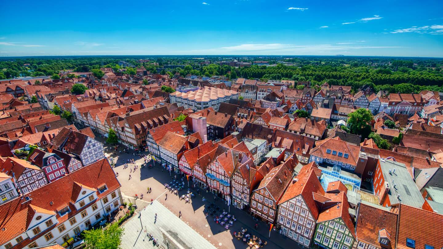 Luftaufnahme mittelalterlicher Strassen von Celle an einem Sommertag mit blauem Himmel | © jovannig