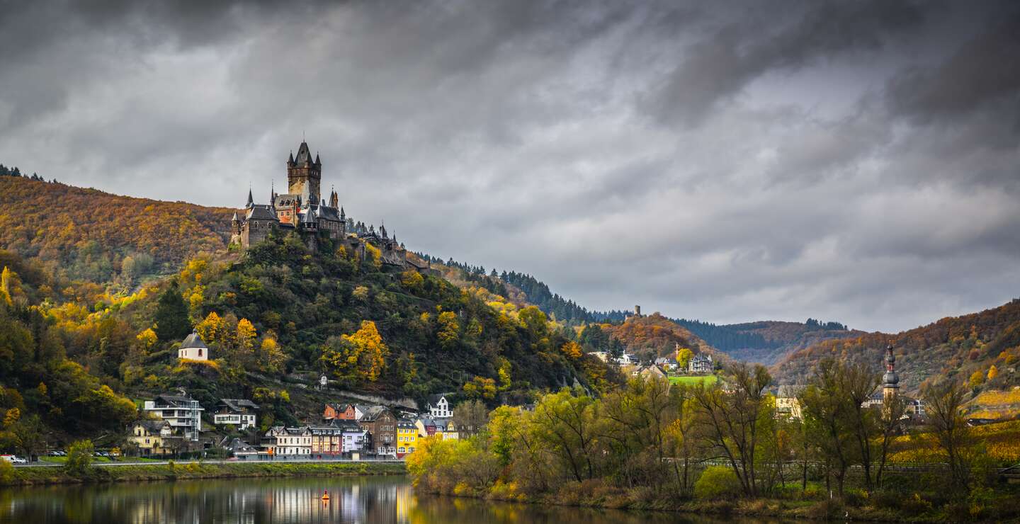 Cochem mit der mittelalterlichen Reichsburg im Herbst mit dunklen Wolken | © Gettyimage/Schroptschop
