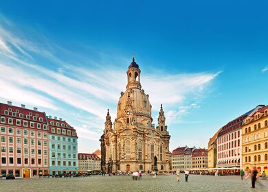 Frontansicht der Dresdener Frauenkirche, die eine evangelisch-lutherische Kirche des Barock und der prägende Monumentalbau des Dresdner Neumarkts ist | © Gettyimages.com/Nikada