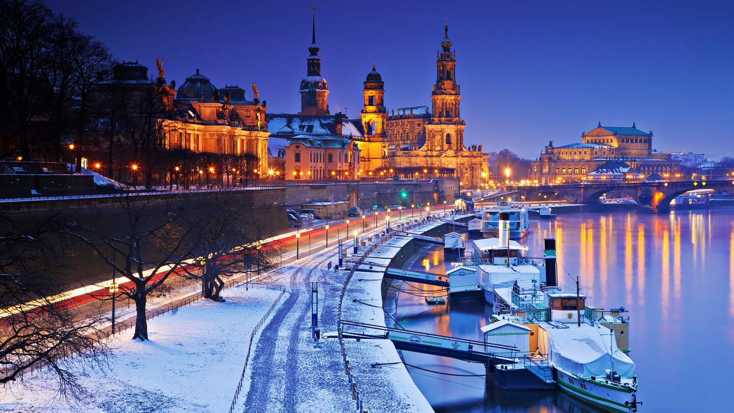 Beleuchtete Altstadt an der Elbe in einer Winternacht mit Schnee | © GettyImages.com/aletheia97
