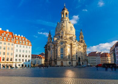 Frauenkirche am Marktplatz in morgendlichem Sonnenschein mit wenigen Passanten | © Gettyimages.com/KavalenkavaVolha