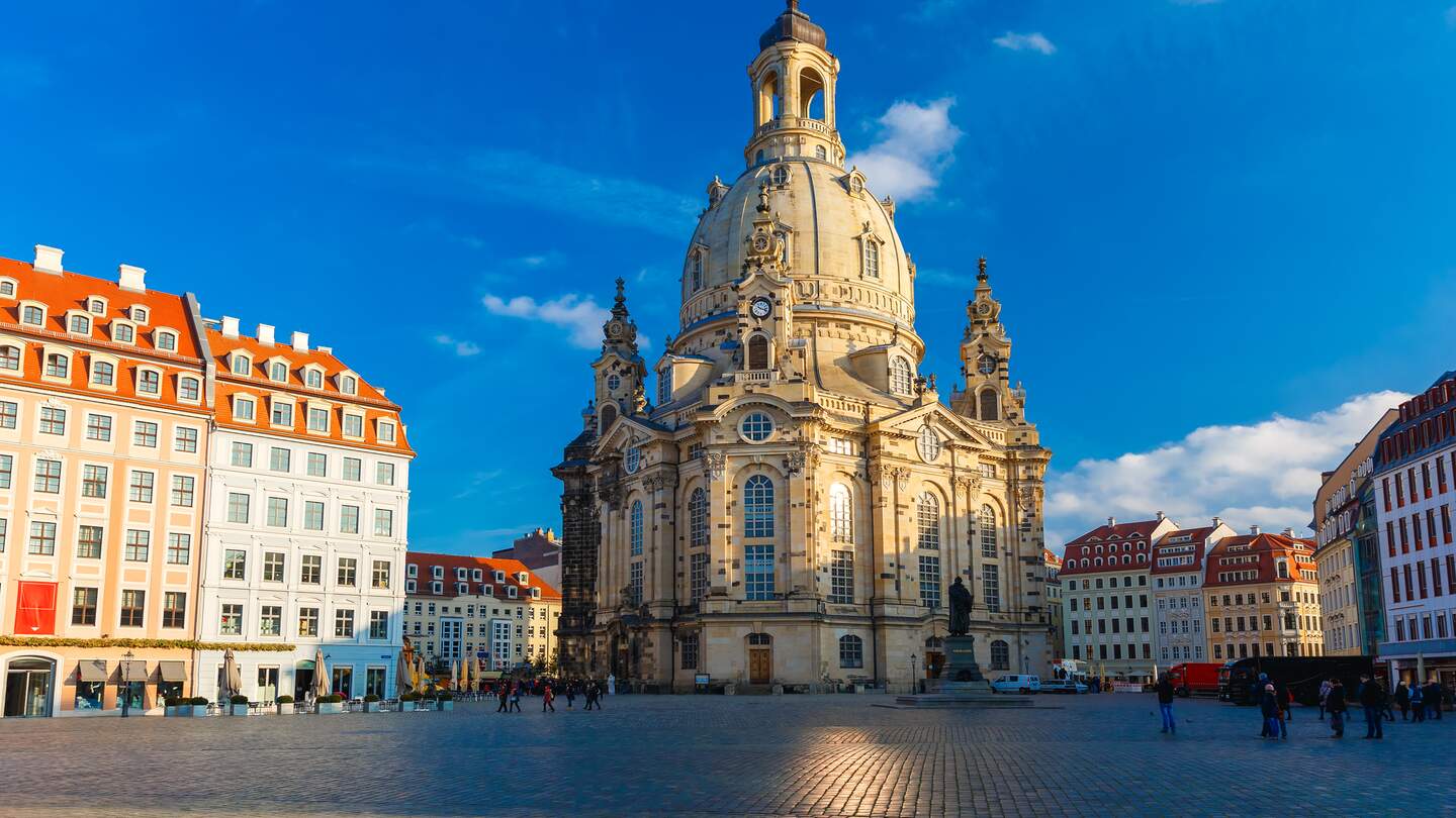 Frauenkirche am Marktplatz in morgendlichem Sonnenschein mit wenigen Passanten | © Gettyimages.com/KavalenkavaVolha