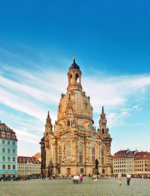 Frontansicht der Dresdener Frauenkirche, die eine evangelisch-lutherische Kirche des Barock und der prägende Monumentalbau des Dresdner Neumarkts ist | © Gettyimages.com/Nikada