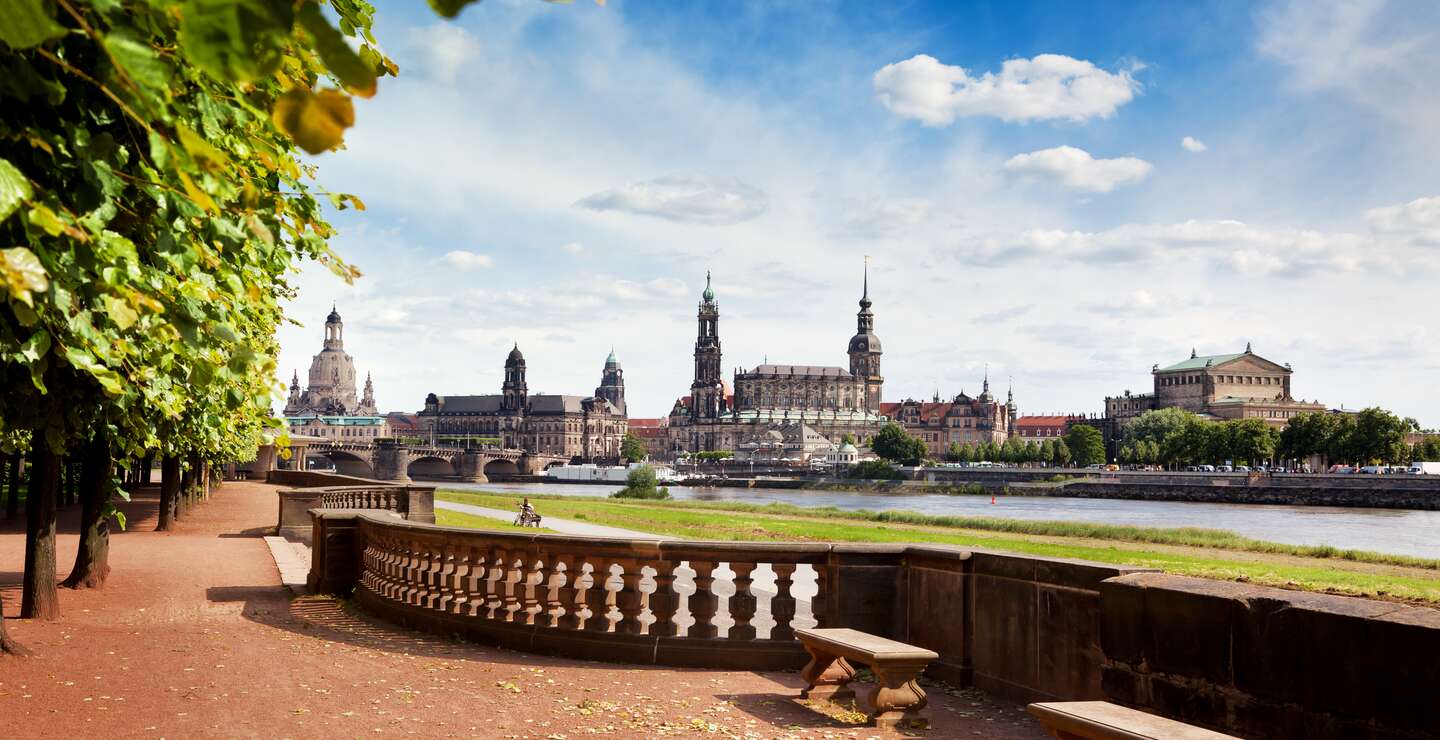 Canaletto-Blick auf das Panorama der Dresdner Altstadt vom rechten Elbufer aus, mit Frauenkirche, Hofkirche, Residenzschloss und Semperoper | © Gettyimages.com/TommL