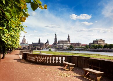Canaletto-Blick auf das Panorama der Dresdner Altstadt vom rechten Elbufer aus, mit Frauenkirche, Hofkirche, Residenzschloss und Semperoper | © Gettyimages.com/TommL