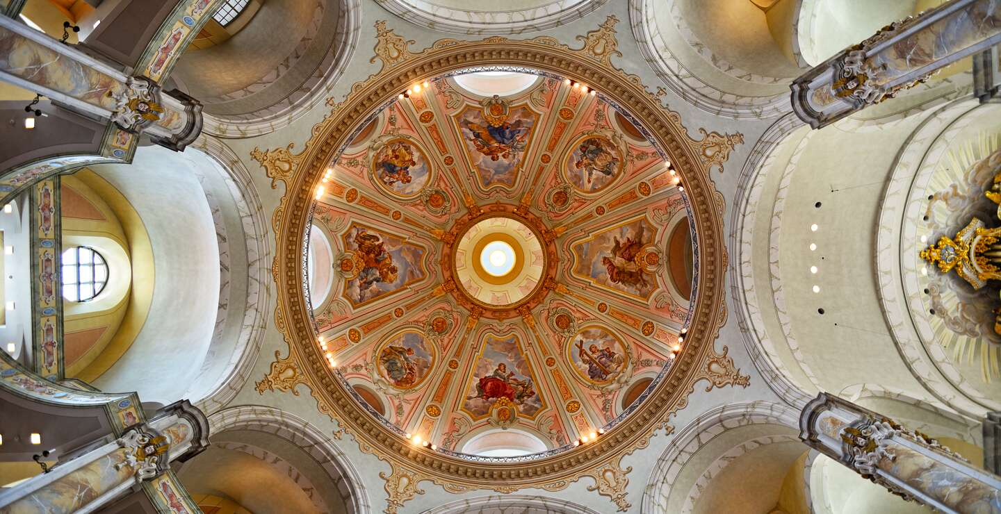 Innenansicht der Kuppelmalereien der Frauenkirche in Dresden | © Gettyimages.com/alxpin