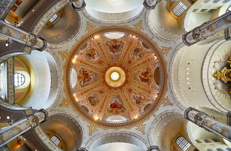 Innenansicht der Kuppelmalereien der Frauenkirche in Dresden | © Gettyimages.com/alxpin