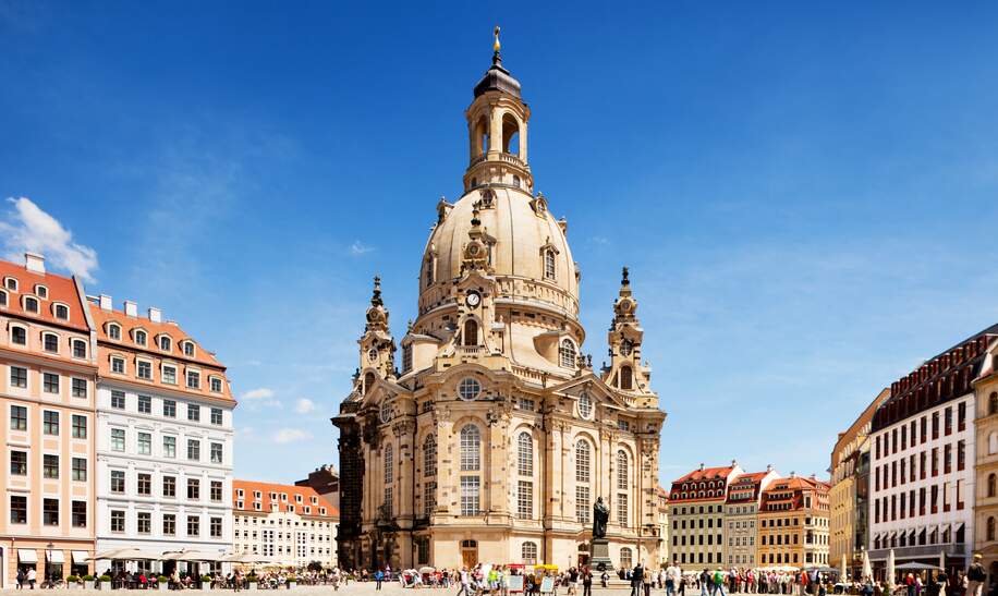 Frontansicht der Dresdener Frauenkirche im Sommer, die eine evangelisch-lutherische Kirche des Barock und der prägende Monumentalbau des Dresdner Neumarkts ist | © Gettyimages.com/TommL