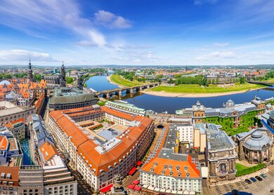 Panoramablick über Dresden im Sommer mit Altstadt, Elbe, Elbbrücken und Neustadt | © Gettyimages.com/frankpeters
