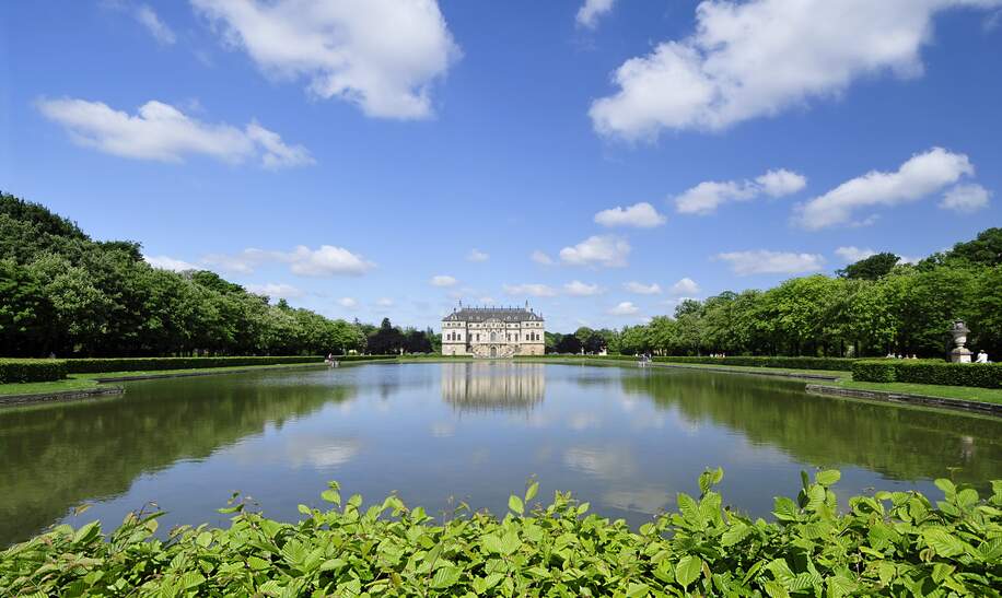Sommerlicher Blick über den Palaisteich auf das Palais im Großen Garten in Dresden | © Gettyimages.com/ZU_09