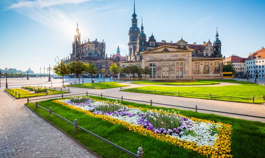 Residenzschloss Dresden und Häuserzeile der Altstadt mit Vorplatz | © Gettyimages.com/leonid_tit
