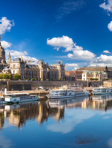Elbpromenade mit Ausflugsschiffen und Blick auf die Skyline der historischen Altstadt von Dresden an einem Sommertag | © Gettyimages.com/MikeMareen