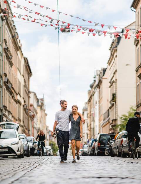 Entspannte Zeit zu Zweit in den geflaggten Gassen der Neustadt in Dresden | © Erik Gross (DML-BY)