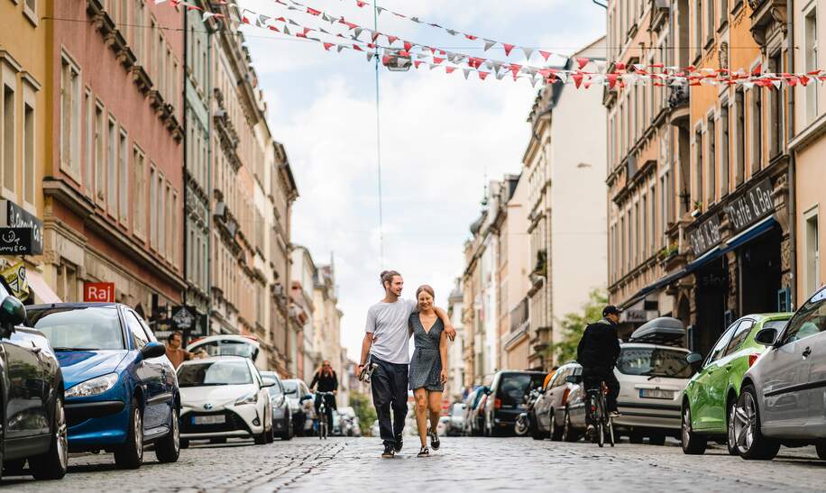 Entspannte Zeit zu Zweit in den geflaggten Gassen der Neustadt in Dresden | © Erik Gross (DML-BY)