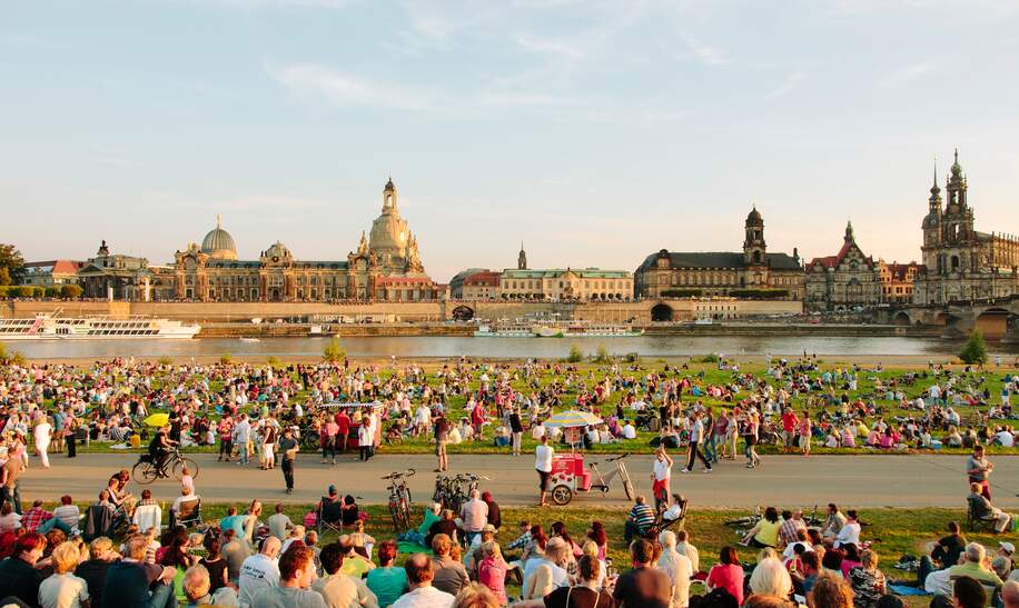 Dresdner vergnügen sich zum Stadtfest am Elbufer im Sommer | © Sven Döring / Agentur Focus (DML-BY)