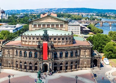 Panoramaüberblick über die Semperoper in Dresden bei gutem Wetter und mit Elbe im Hintergrund | © GettyImages.com/bloodua