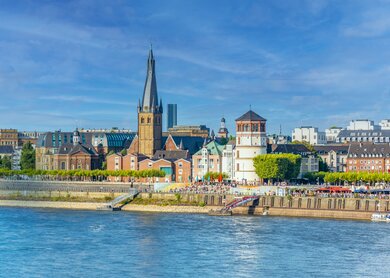 Rheinuferstreifen in Duesseldorf mit der Kirche St. Lambertus | © Gettyimages.com/trabantos