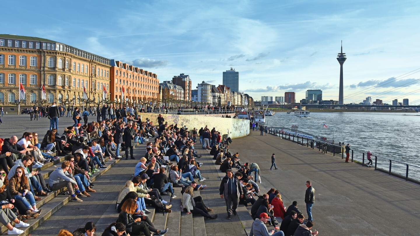 Düsseldorf am Rhein, Strandpromenade an sonnigem Tag | © Gettyimages.com/We-Ge