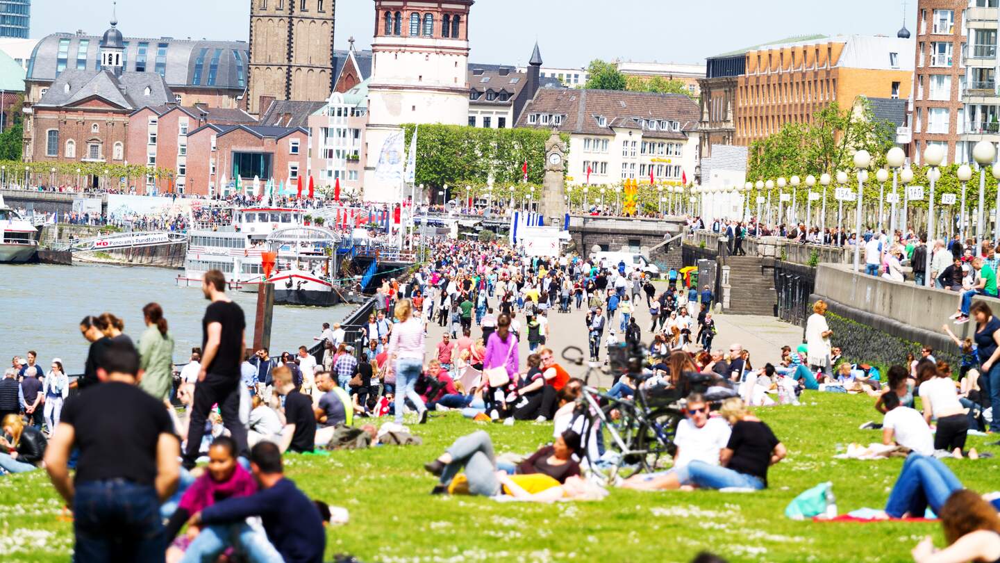 Menge von Menschen und die Promenade am Rhein in Duesseldorf | © Gettyimages.com/justhavealook