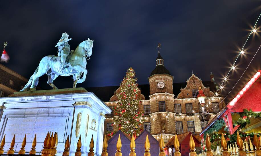 Jan Wellem Statue auf dem Duesseldorfer Weihnachtsmarkt mit riesigem Weihnachtsbaum | © Gettyimages.com/Lux_D