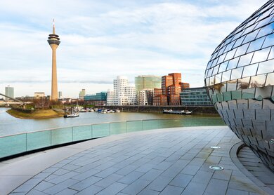 Moderne Buerogebaeude und Turm am Medienhafen in Duesseldorf | © Gettyimages.com/no_limit_pictures