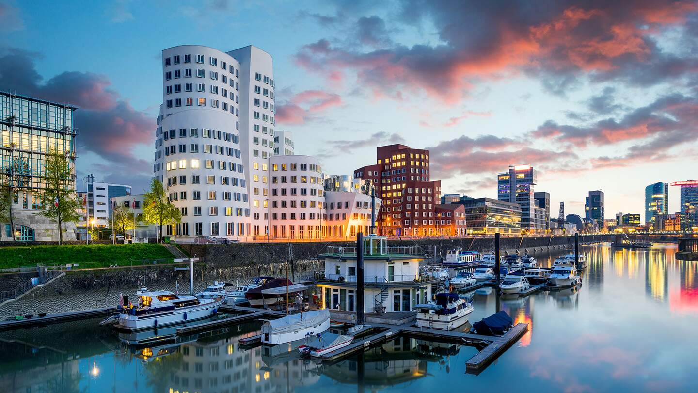 Der Duesseldorfer Medienhafen bei Daemmerung | © Gettyimages.com/jotily
