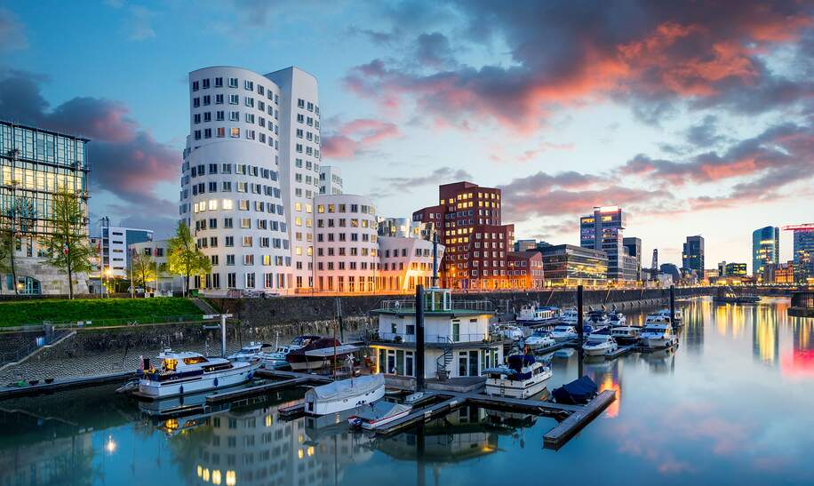 Der Duesseldorfer Medienhafen bei Daemmerung | © Gettyimages.com/jotily