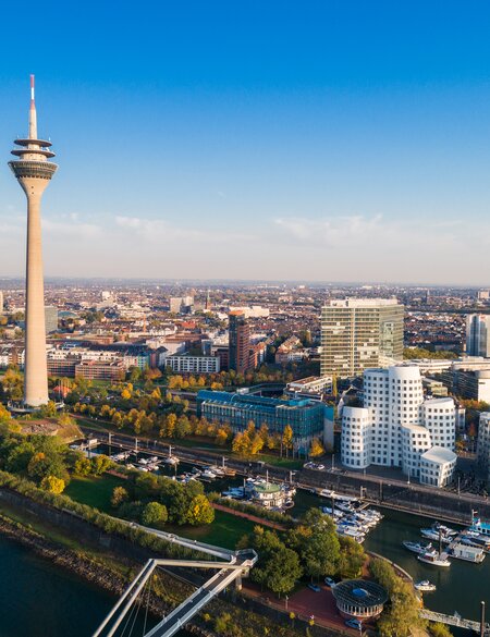 Blick ueber die ganze Stadt Duesseldorf | © Gettyimages.com/jotily