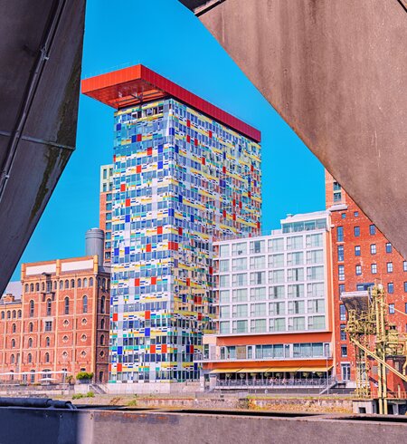 Modernes und beliebtes Postindustriegebiet in der Stadt Duesseldorf | © Gettyimages.com/frantic00