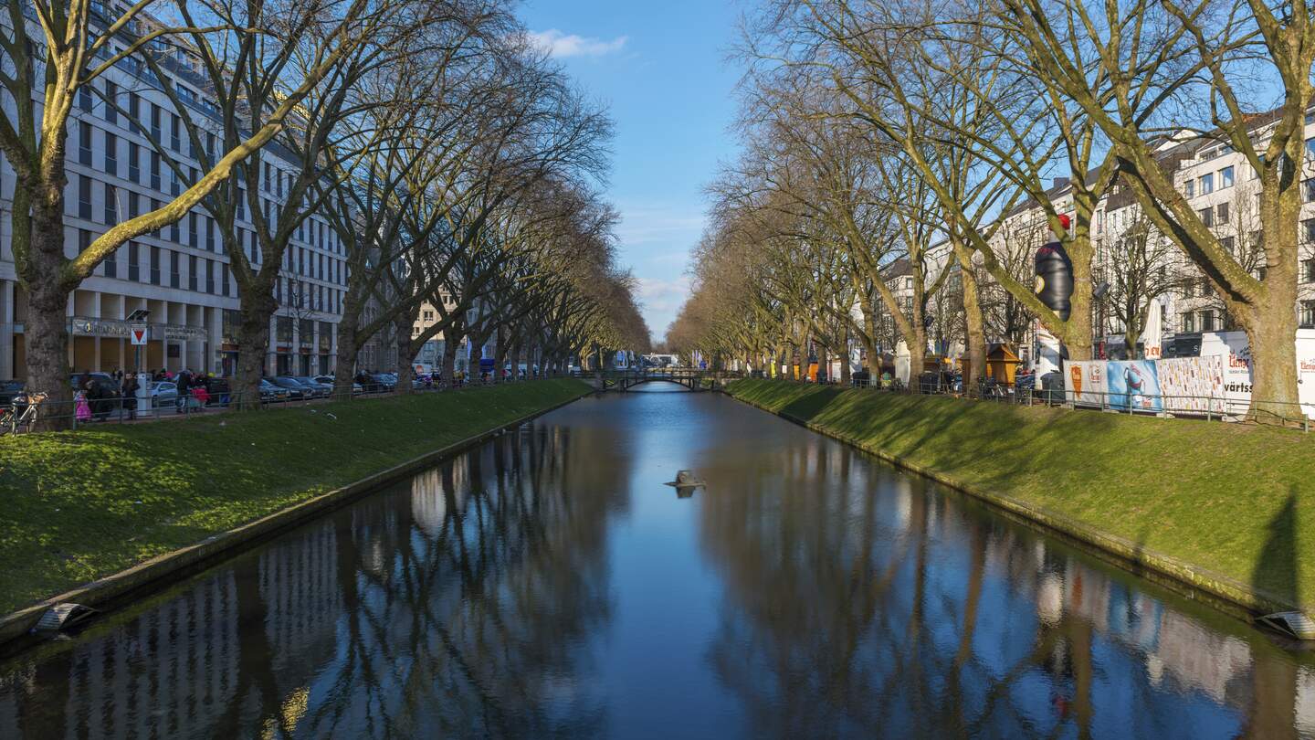 Blick auf einen der berühmtesten Boulevards Duesseldorfs - Koenigsallee  | © Gettyimages.com/AndresGarciaM